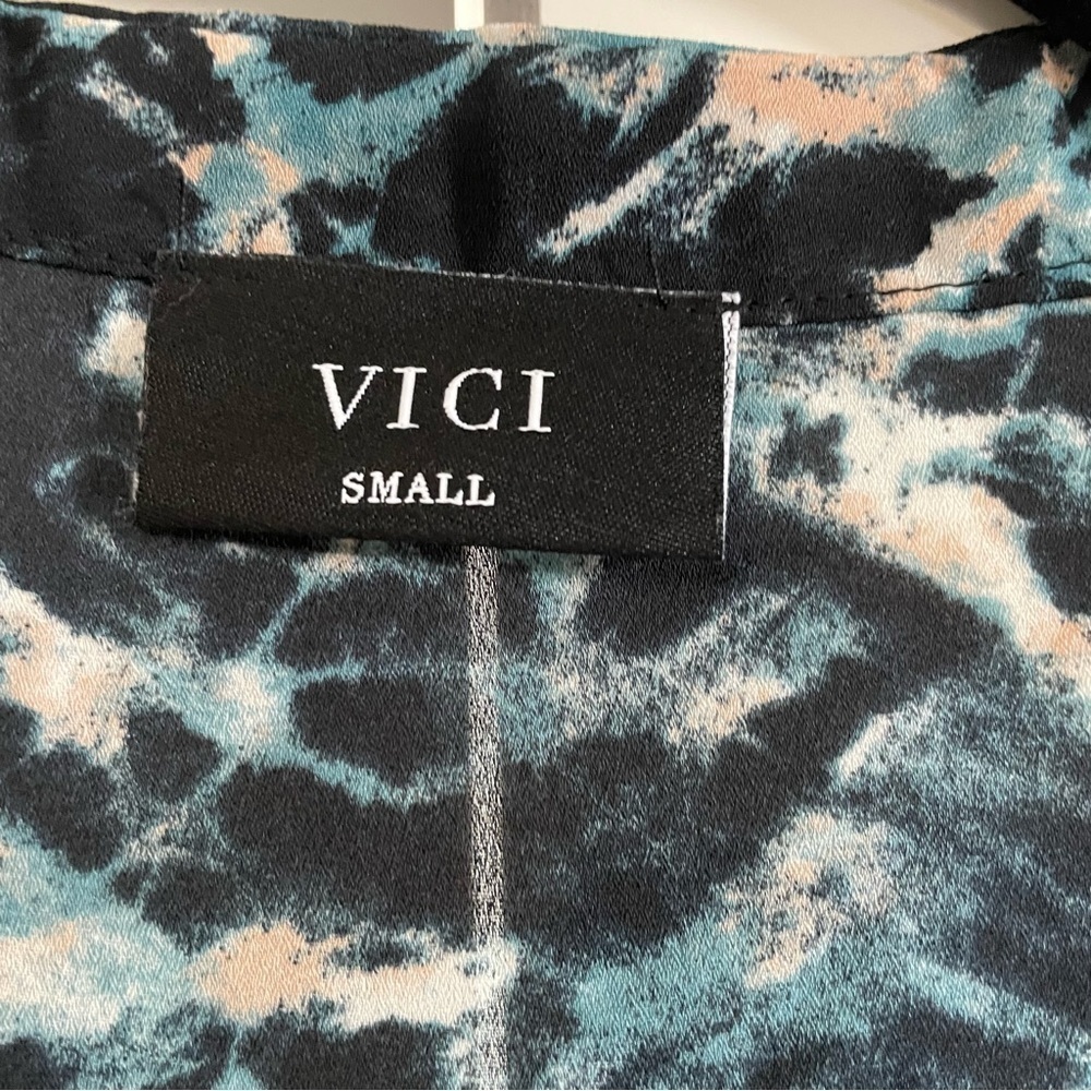 Vici blouse like new​​​​​​​ - Picture 2 of 4